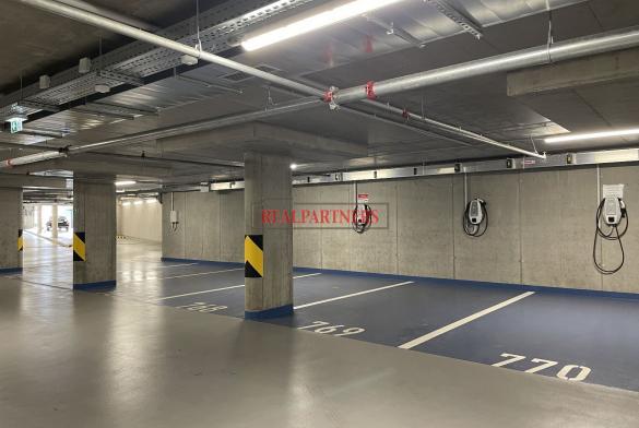 Zcela nové garážové stání s elektronabíječkou z r.2024 u vjezdu/výjezdu garáží projektu Zahálka.