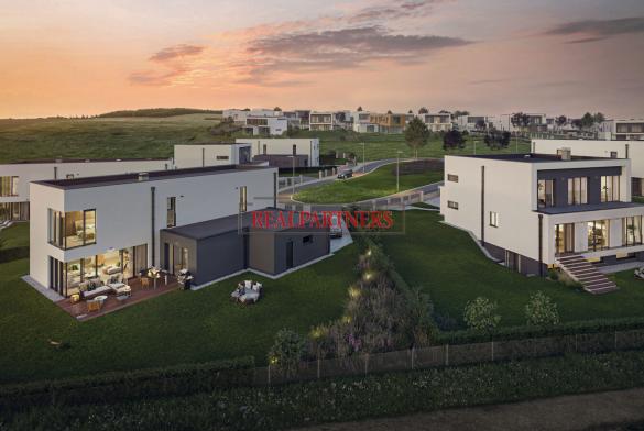 Moderní dvojpodlažní dům, o dispozici 5+kk, o ploše 171,3 m² a zahradou 491,7 m² na dosah Prahy 6.