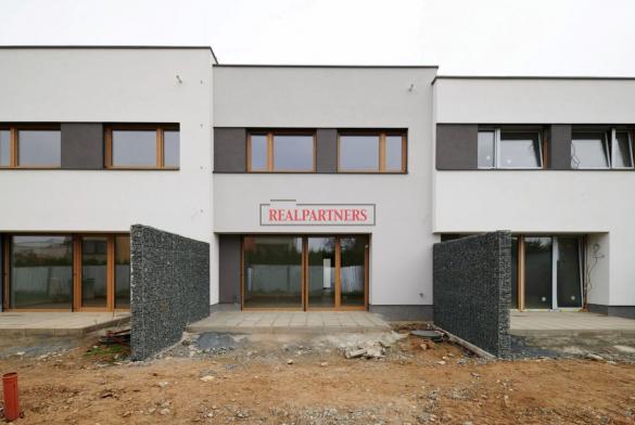 Rodinný dvojpodlažní řádový dům o dispozici 4+kk, o ploše 126m² na pozemku 197m², Praze 9 - Satelice
