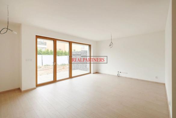 Rodinný dvojpodlažní řádový dům o dispozici 4+kk, o ploše 127m² na pozemku 186m², Praze 9 - Satelice